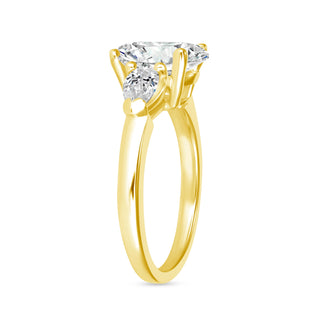 The Amelia: 2CT Oval Cut Diamond in 14K Gold